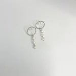 Aros largos de plata hechos a mano con perlas