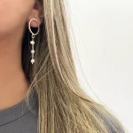 Aros de diseño minimalista con perlas naturales