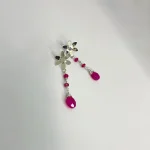 Aros hechos a mano con diseño de flor y calcedonia