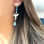 Aros Colibrí Hope artesanales con cristales Swarovski celestes