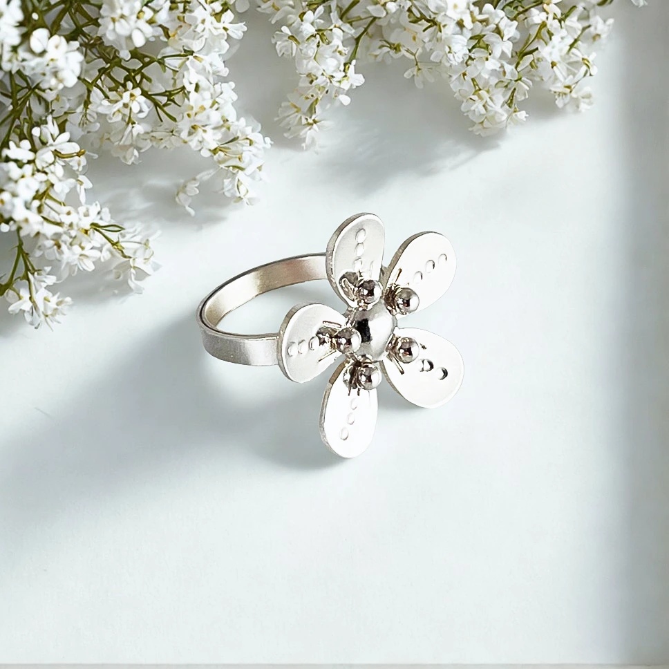 Anillo artesanal de flor grande en plata para mujer
