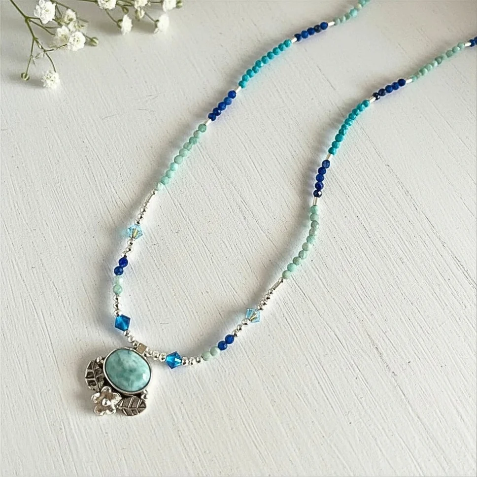 collar de plata con larimar natural