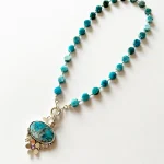 Joya de plata florecer azul con detalles envejecidos