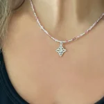 Joya artesanal con cuarzo rosa, símbolo de amor propio