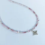 Amuleto de plata con cuarzo rosa y energía de protección