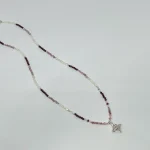 Amuleto en plata con nudo de bruja y piedras energéticas