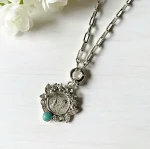 medalla personalizada virgen de lourdes con cristales swarovski