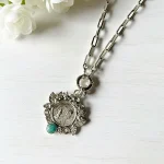 medalla personalizada virgen de lourdes con cristales swarovski