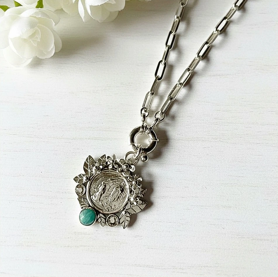 medalla personalizada virgen de lourdes con cristales swarovski