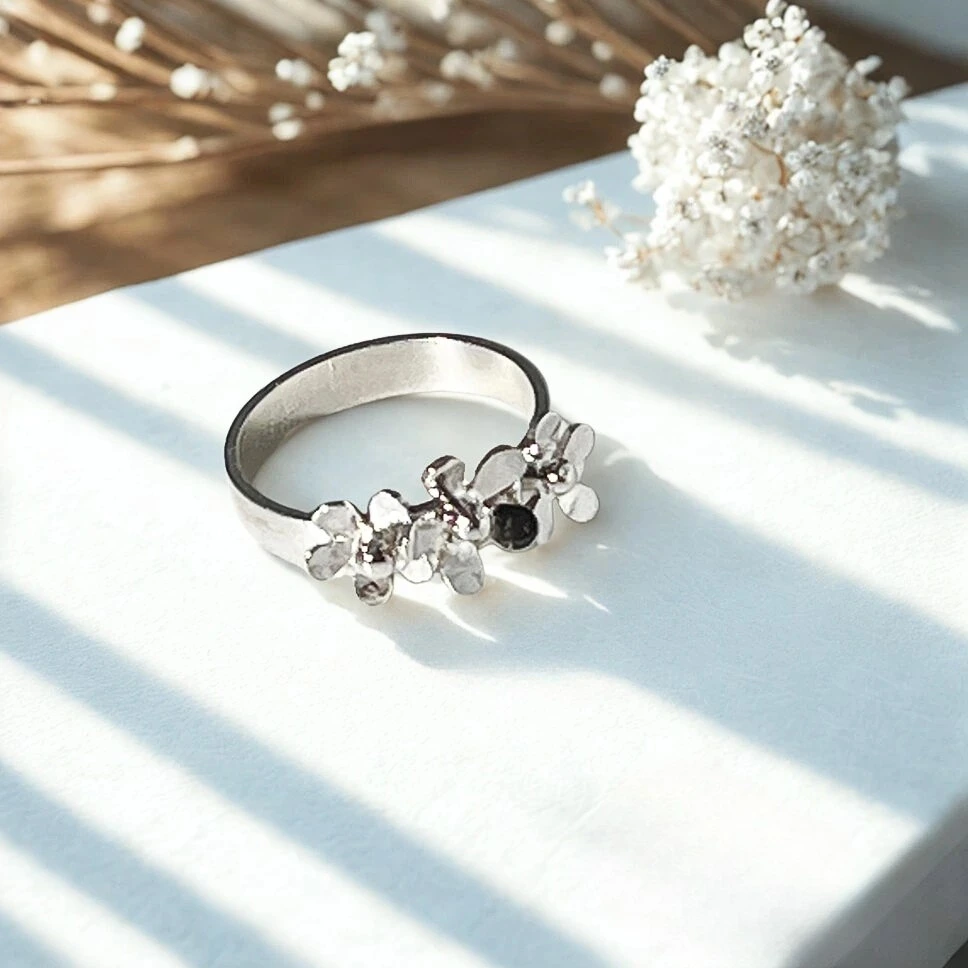 Anillo corona con tres flores en plata 950