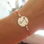 Pulsera delicada de hilo con medalla de constelación en plata