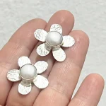 Aros artesanales con perla natural y textura martillada