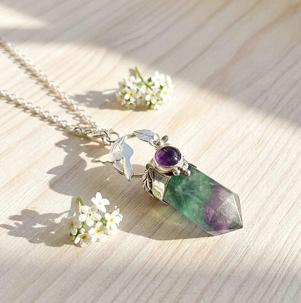 Colgante de plata con colibrí, flor y piedras energéticas