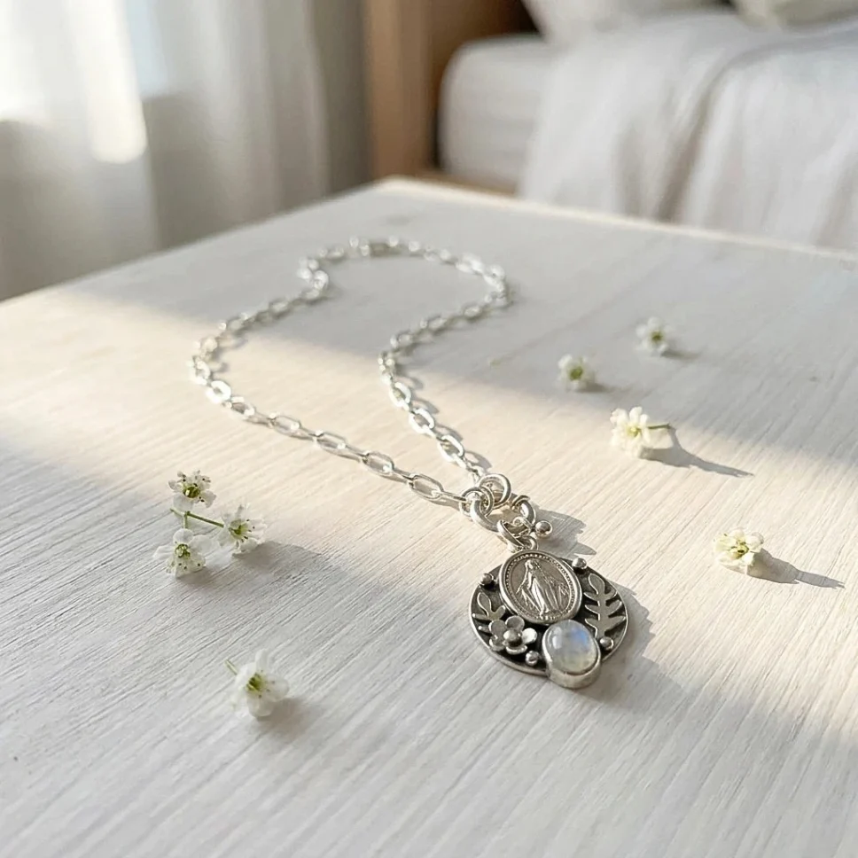 Joyería artesanal de plata con medalla Virgen de los Rayos