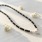 Collar de protección con turmalina negra y broche timón