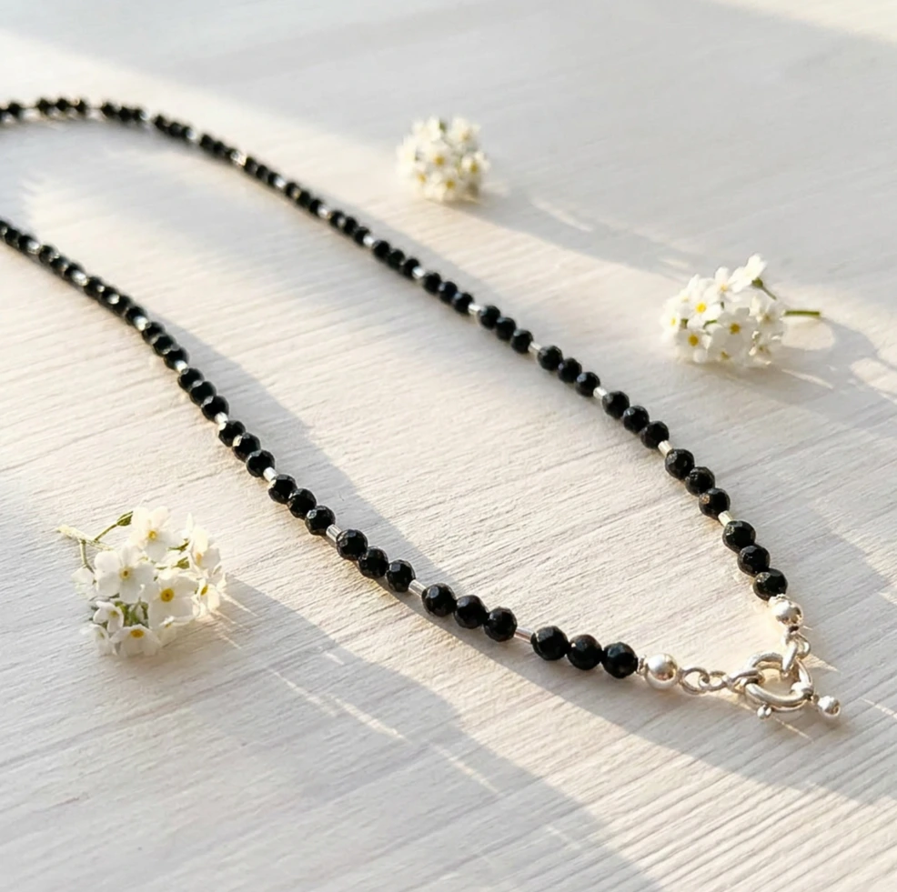 Collar de protección con turmalina negra y broche timón