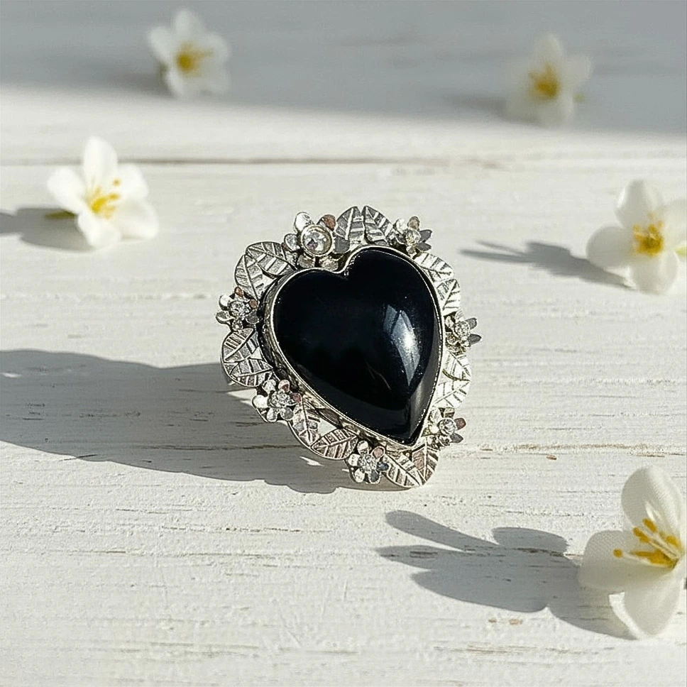 Anillo con diseño detallado y piedra ónix central