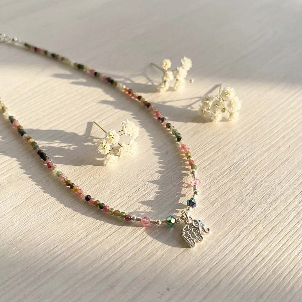 Joya energética con turmalina, cristales Swarovski y elefante plateado