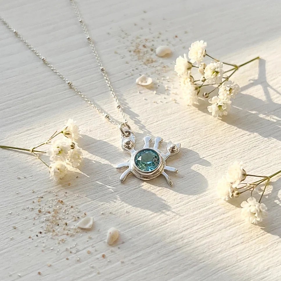 Cangrejo de plata con un cristal swarovski