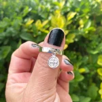 Anillo hecho a mano con medalla protectora
