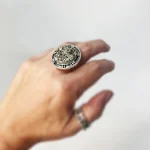 anillo de plata con pirita redonda