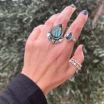Anillo ajustable con labradorita luminosa