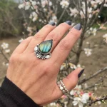 Anillo elegante de plata con piedra labradorita
