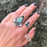 Anillo Flor Aura hecho a mano con labradorita