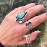 Anillo artesanal de plata con labradorita iridiscente