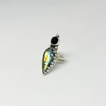 Anillo con labradorita iridiscente y detalles artesanales