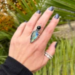 Anillo de labradorita hecha a mano con piedra ónix