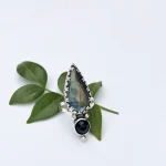 Anillo artesanal de plata con labradorita y ónix