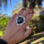 Anillo floral de plata con piedra natural