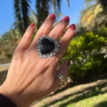 Anillo elegante con corazón de ónix hecho a mano