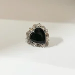 Joya de plata 950 con piedra ónix en forma de corazón