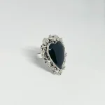 Anillo de plata con corazón de ónix y detalles florales