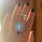 Anillo artesanal de plata con medalla religiosa