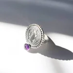 Anillo artesanal con medalla San Benito y piedra natural