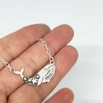 colgante ballena con estrellas calado a mano