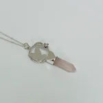 Joya hecha a mano con cuarzo rosa y corazones calados