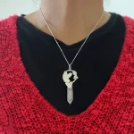 Colgante romántico de plata con flor, hoja y cuarzo rosa