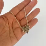 Colgante artesanal con pirita en forma de corazón