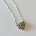 Collar con corazón de pirita natural y cadena de plata