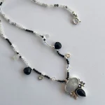 Accesorio hippie chic en plata con diseño de piedra luna y ónix