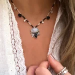 Collar delicado hilado a mano con ónix y piedra luna