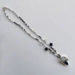 Collar blanco y negro con ónix natural y piedras luna