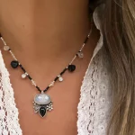 Colgante artesanal en plata 950 con piedra luna oval y gota de ónix