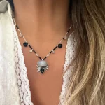 Collar hippie chic black and white con piedra luna y ónix hecho a mano