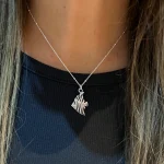 joya de plata con diseño de pez envejecido