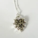 colgante artesanal corazón de pirita